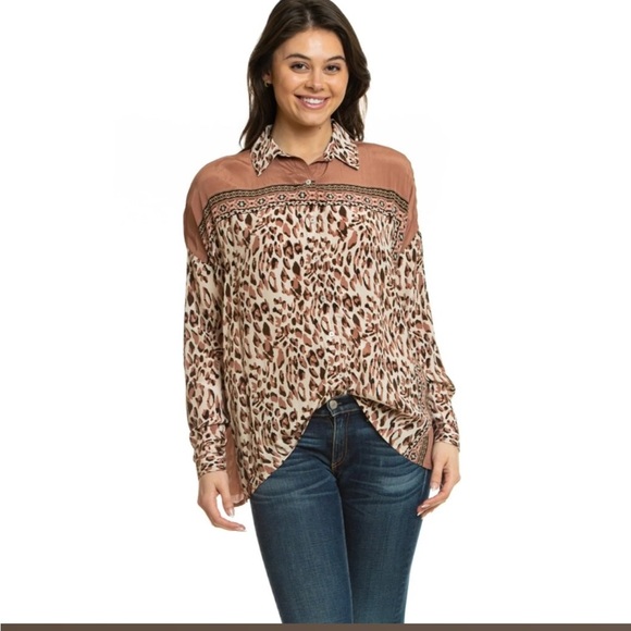⭐️Tolani Collection Kennedy Leopard Top⭐️ - Picture 1 of 11
